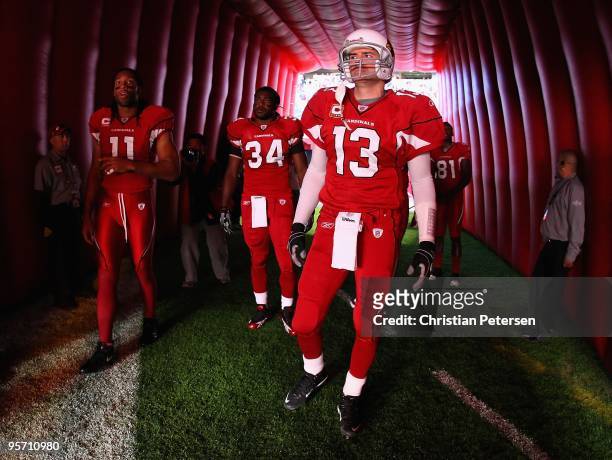 Kurt Warner of the Arizona Cardinals prepares to take the field before the NFL game against the St. Louis Rams at the Universtity of Phoenix Stadium...