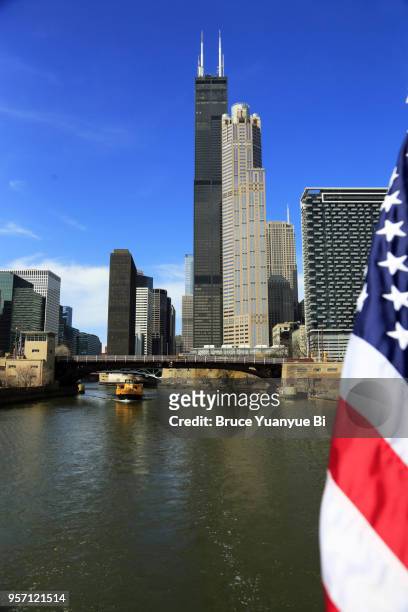 view of chicago skyscrapers from chicago river - willis tower fotografías e imágenes de stock