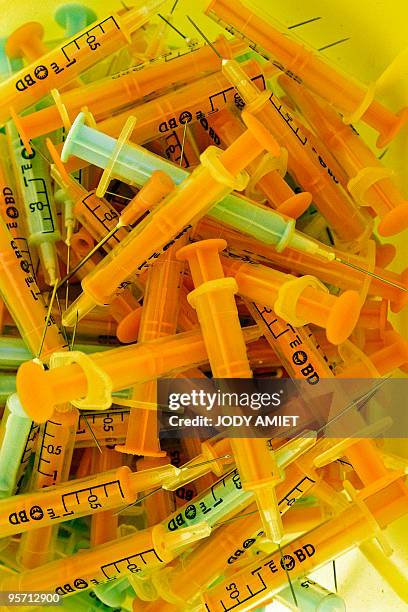 La Guyane vaccine ses populations isolées, en avion ou en pirogue ". A partial view shows the syringes used for a vaccination campaign against H1N1...