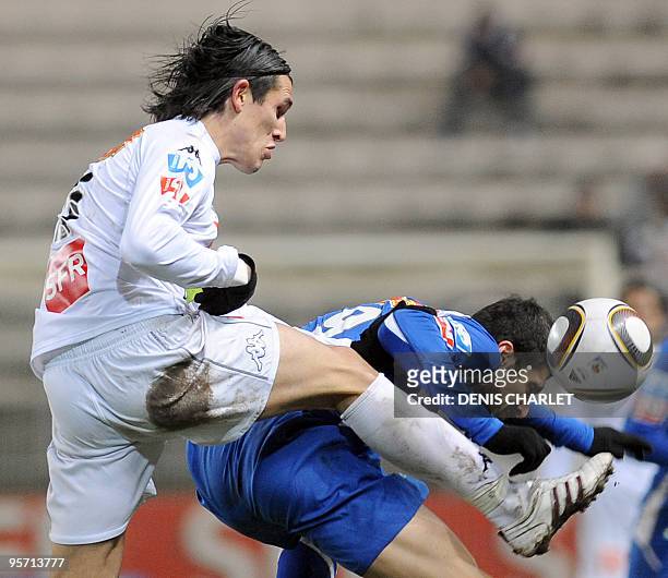 Amiens' defender Valter Birsa vies with Auxerre forward Benoit Pedreti during their French Cup football match, on January 11 , 2010 at the Licorne...