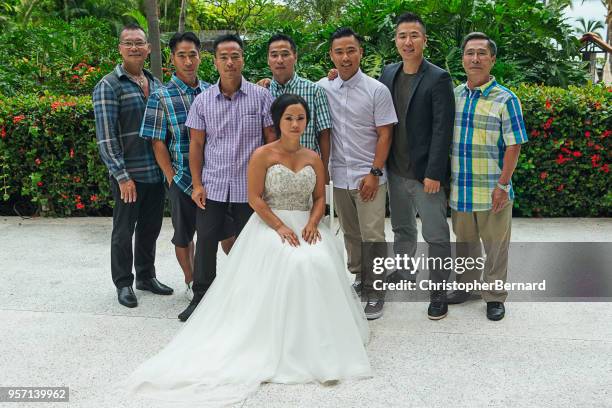 novia asiática sonriente con el grupo de familia - chinese uncle fotografías e imágenes de stock