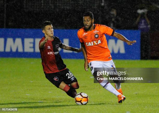 Hector Fertoli of Argentina's Newell's Old Boys vies for the ball with Renan Lodi of Brazil's Atletico Paranaense during their Copa Sudamericana 2018...