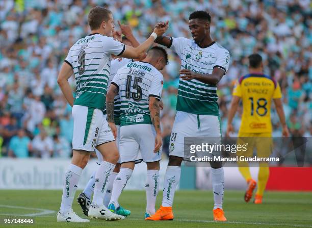 Osvaldo Martinez of Santos celebrates with teammates after scoring the first goal of his team during the semifinals first leg match between Santos...