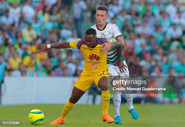 Alex Ibarra fo America and Brian Lozano of Santos during the semifinals first leg match between Santos Laguna and America as part of the Torneo...