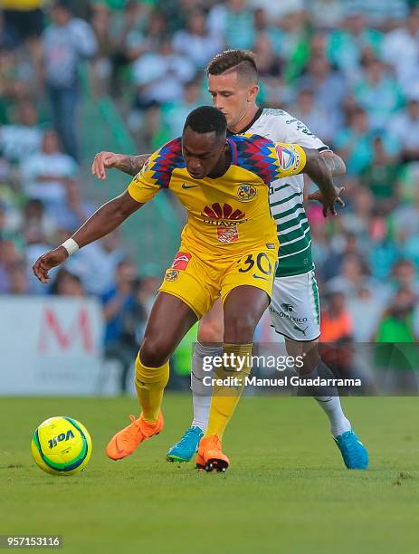 Alex Ibarra fo America and Brian Lozano of Santos during the semifinals first leg match between Santos Laguna and America as part of the Torneo...