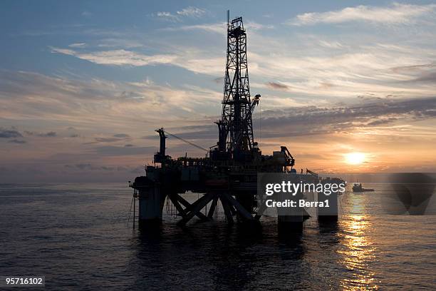 mangos - plataforma para la exploración de petróleo fotografías e imágenes de stock