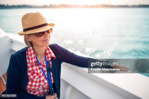 ein tourist auf dem deck eines kreuzfahrtschiffes - passagier wasserfahrzeug stock-fotos und bilder