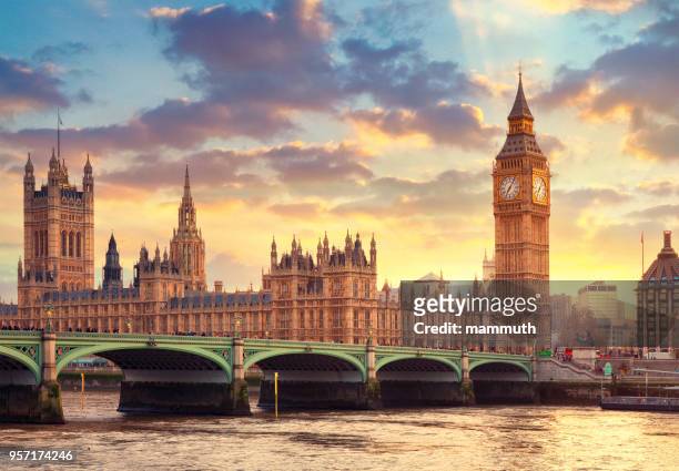 de big ben in londen en de kamer van het parlement - london england stockfoto's en -beelden
