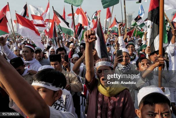 Protesters weave Indonesian and Palestinian flags to show a support for Palestine at National Monument in Jakarta, Indonesia on May 11, 2018. The...