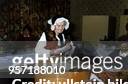 Die 92-jährige Blumenfrau Bertha Klingberg in Mecklenburger Tracht bei der Stimmabgabe in ihrem Wahllokal in Schwerin