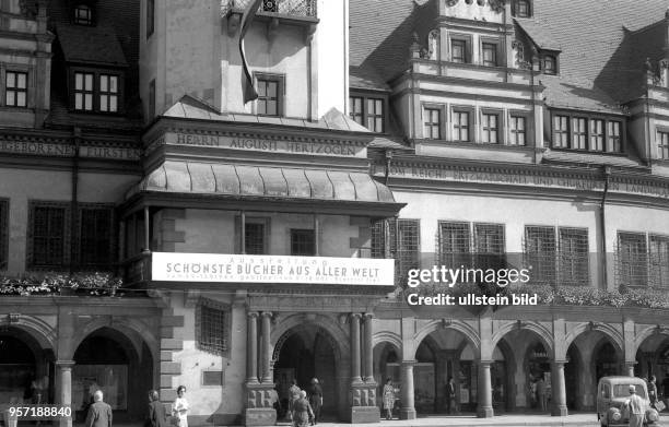 Im Alten Rathaus von Leipzig im Zentrum der Altstadt wird im September 1964 die Ausstellung "Schönste Bücher aus aller Welt" präsentiert. Bis 1905...
