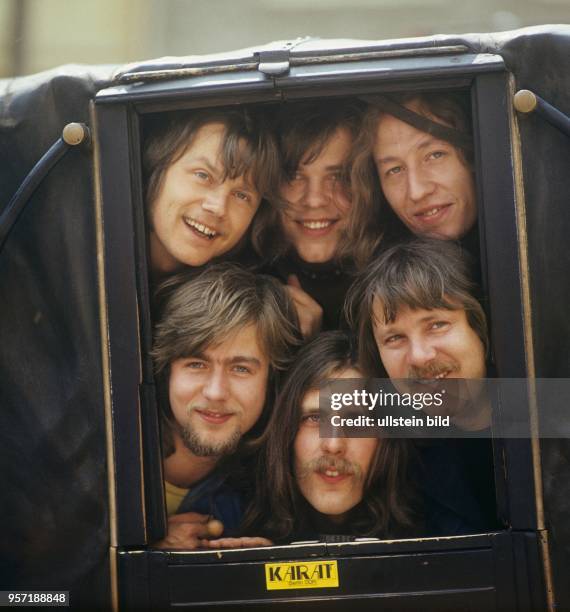 Die Mitglieder der Musikgruppe Karat posieren in einer alten Kutsche im Kurort Finsterbergen , undatiertes Foto von 1976.