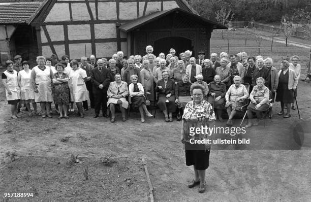 Senioren posieren samt Pflegepersonal vor ihrem Altersheim in der Lutherstadt Eisleben für ein Gruppenfoto, aufgenommen im Mai 1982.
