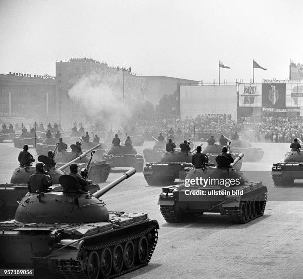 Panzerparade zum 25. Jahrestag der Gründung der Volksrepublik Polen am in Warschau.