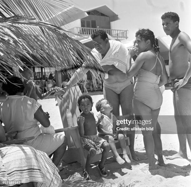 Eine kubanische Familie im Strandbad von Maria del Mar, Havanna , aufgenommen 1962.