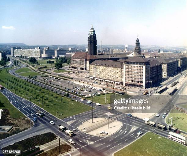 Blick auf den Pirnaischen Platz in Dresden, der neue Verkehrknotenpunkt von Dresden mit einer Tunnelunterführung für Fußgänger, im Hintergrund der...