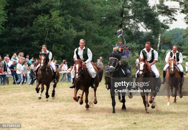 Casel : Auf dem Archivfoto vom reitet der "Johannes" Sandro Koitzsch in gestrecktem Galopp mit seinen Schutzreitern über einen Feldweg. Die sorbische...