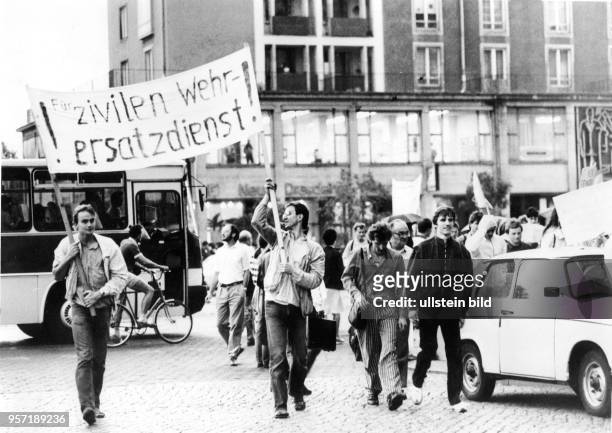 Zwei junge Männer tragen ein Transparent mit der Aufschrift "Für zivilen Wehrersatzdienst" . Am 18.9.1987 war auf dem Schlossplatz von Dresden die...