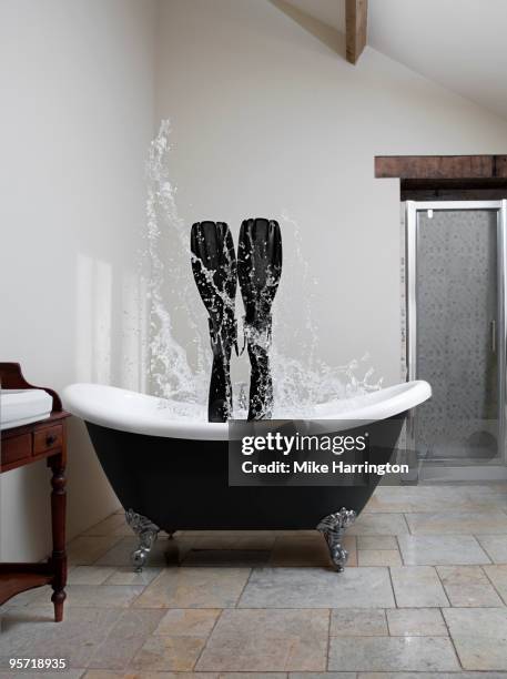 scuba diver - baignoire sur pieds photos et images de collection