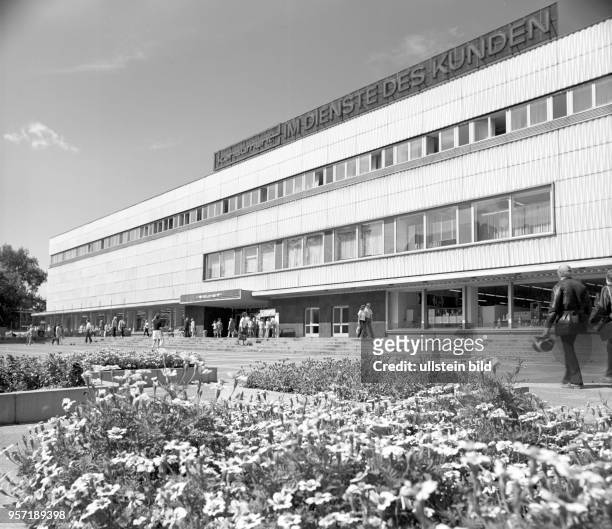 Eine Blumenrabatte vor dem neuen, 1968 eröffneten Konsument-Warenhaus im Stadtzentrum von Cottbus, undatiertes Foto vom August 1973. "Im Dienste des...