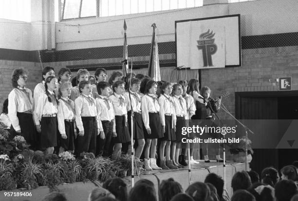 "Fröhlich sein und singen, stolz das blaue Halstuch tragen", hieß ein Pionierlied in der DDR. Pioniere aus der gesamten DDR nehmen 1988 an einer...