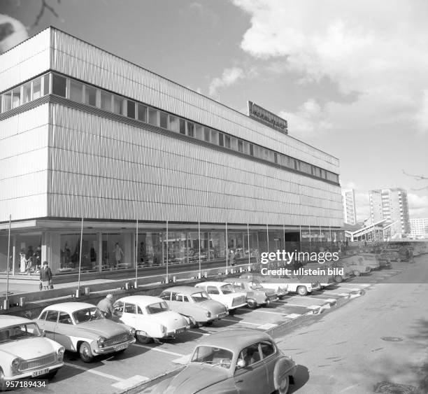 Pkw parken vor dem neuen, 1968 eröffneten Konsument-Warenhaus im Stadtzentrum von Cottbus, undatiertes Foto von 1971. "konsument" steht als...