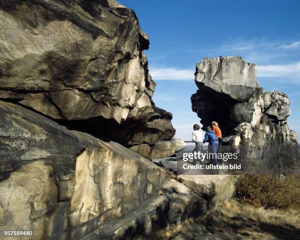 Junge Ausflügler genießen den Ausblick von einem Aussichtspunkt an einem Teilstück der Teufelsmauer im Harzvorland bei Neinstedt, aufgenommen 1989.