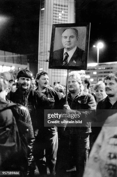 Demonstranten tragen bei einer sogenannten Montagsdemo in Leipzig ein Foto des sowjetischen Staatschef Michail Gorbatschow, aufgenommen am ....