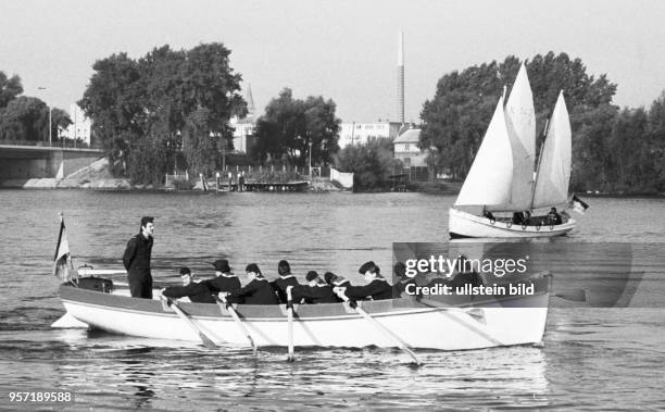 Jugendliche absolvieren die von der Gesellschaft für Sport und Technik durchgeführte vormilitärische Ausbildung , aufgenommen 1984 in Potsdam. Hier...