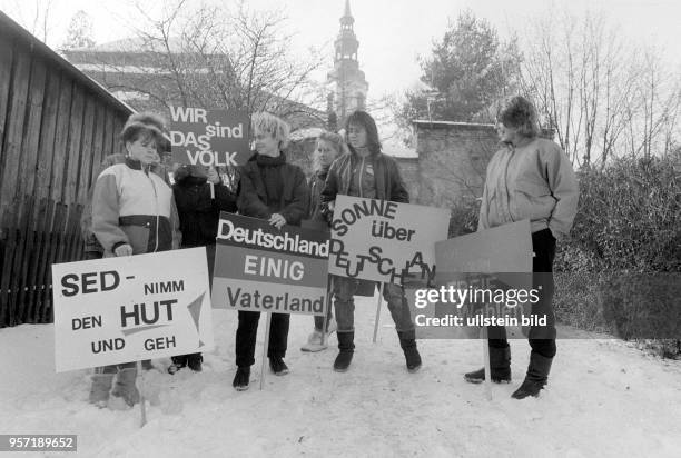 Bewohner der Gemeinde Eibau organisieren am auf der Bundestraße 96 zwischen Bautzen und Zittau eine Menschenkette. Hier einige junge Damen vor der...