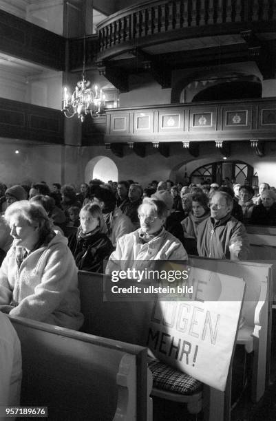 Bewohner der Gemeinde Eibau während eines Gottesdienstes in der Dorfkirche Eibau, aufgenommen am . Anschließend organisieren sie auf der Bundestraße...
