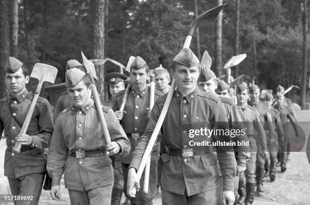 Soldaten der in der Umgebung von Cottbus stationierten sowjetischen und deutschen Militäreinheiten marschieren mit Schaufeln und Spaten am Madlower...