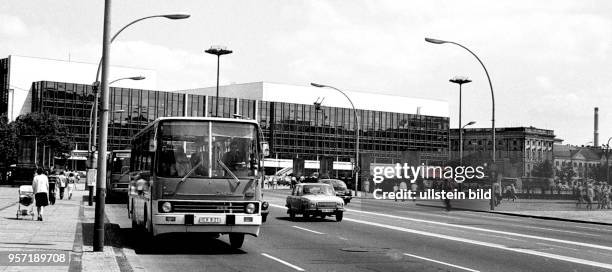 Blick über die Prachtstraße Unter den Linden auf den Palast der Republik in Berlin-Mitte, aufgenommen 1979.