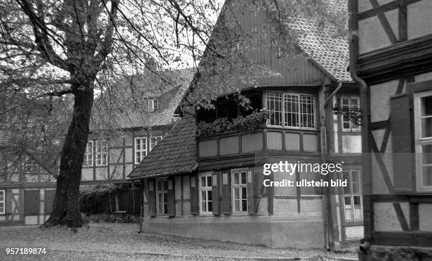 Blick auf die für Wernigerode typischen Fachwerkhäuser, aufgenommen um 1960. Wernigerode wird auch als "die bunte Stadt am Harz" bezeichnet.