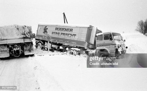 Heftiges Schneetreiben und eine spiegelglatte Fahrbahn brachten diesen Lkw von der Fernverkehrsstraße F 96 ab und ließen ihn in den Straßengraben...