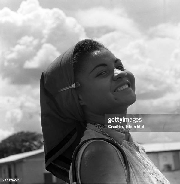 Ein junges Mädchen mit Kopftuch aus Siboney bei Santiago de Cuba, aufgenommen 1962.