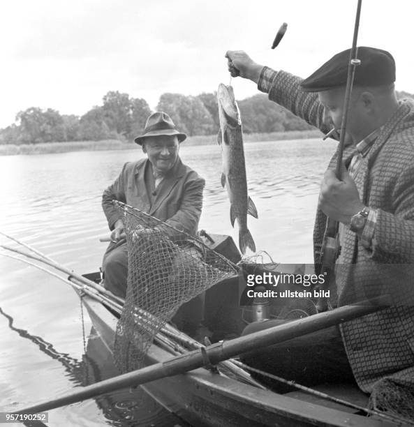 Zwei Männer in einem Kahn auf dem Falkensee bei Berlin beim Fischfang, aufgenommen am .