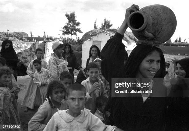 Frauen und Kinder in einem Dorf bei Kairo , aufgenommen 1972.