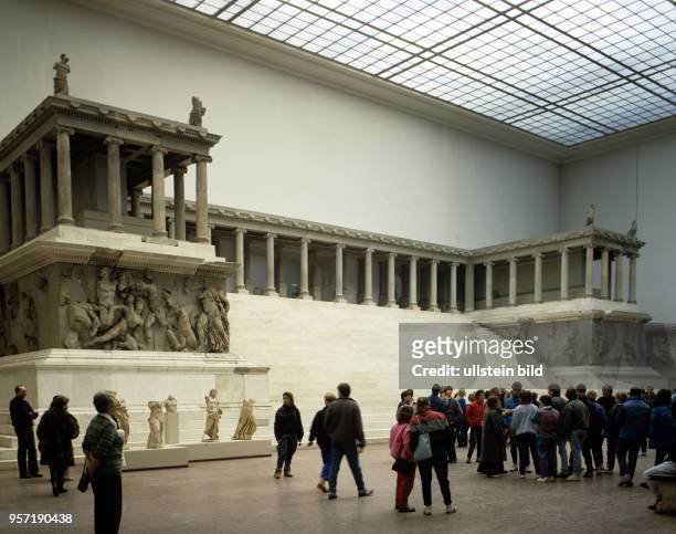 Besucher vor dem Pergamon-Altar im Pergamon-Museum in Berlin , aufgenommen 1972.