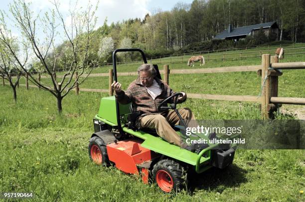 Der Tenor und Weltstar Kammersänger Peter Schreier , der Ende 2005 seine Gesangskarriere beendet hat, mäht den Rasen auf seinem Grundstück,...