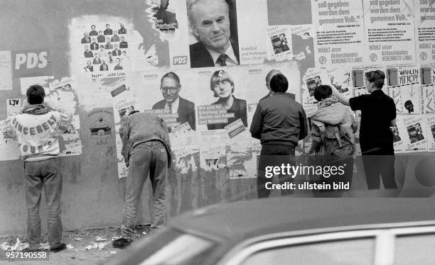 An einer Hauswand im Stadtbezirk Prenzlauer Berg in Berlin hängen Plakat verschiedener Parteien, die für die Wahlen zur Volkskammer am 18. März 1990...