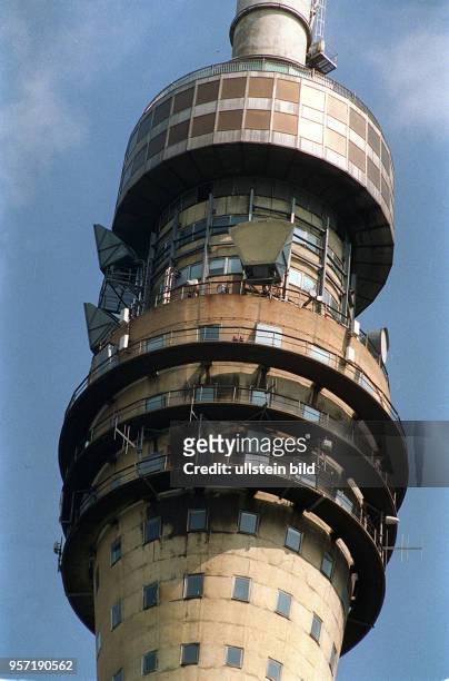 Blick auf den Fernsehturm Dresden im Jahr 1995. Das 252 Meter hohe Bauwerk, zwischen 1963 und 1969 erbaut, war zu Zeiten der DDR ein beliebtes...