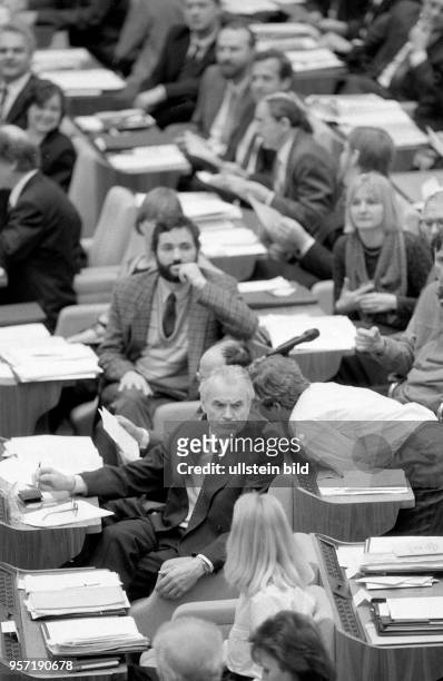 Der Vorsitzende der SED-PDS-Fraktion in der DDR-Volkskammer, Gregor Gysi , bei einem Zwischenruf im Februar 1990 im Palast der Republik. Neben ihm...