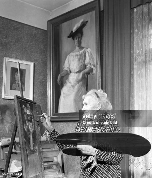 Die Cottbuser Malerin Elisabeth Wolf arbeitet im Oktober 1962 im Alter von 89 Jahren in ihrem Atelier in Cottbus an einem Gemälde. -
