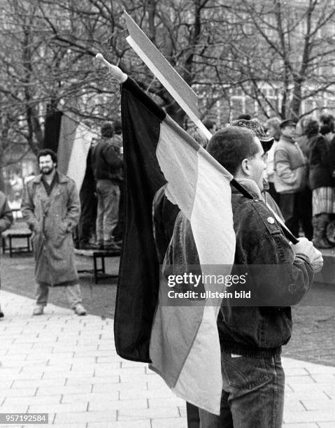 Am findet auf dem Alexanderplatz in Berlin-Mitte eine Großkundgebung der SPD der DDR statt, an der Zehntausende teilnehmen. Ein Teilnehmer der...