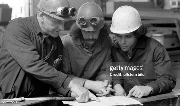 Junge Kubaner werden im Stahl- und Walzwerk Brandenburg ausgebildet, aufgenommen 1980. Hier erhalten sie Instruktionen von einem der alteingesessenen...