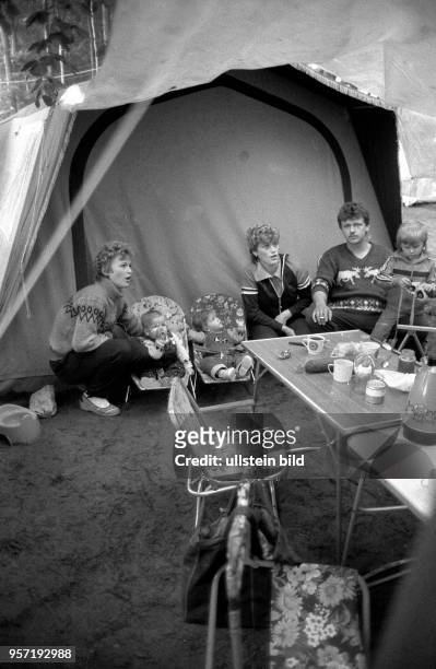 Urlaub auf einem der Zeltplätze auf der Ostsee-Insel Usedom ist etwas für die ganze Familie, aufgenommen 1985. Hier zwei Familien samt Nachwuchs beim...