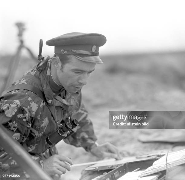 Sowjetische Soldaten der Gruppe der sowjetischen Streitkräfte in Deutschland bei einer Übung bei Wittstock, aufgenommen iom Spetember 1967.