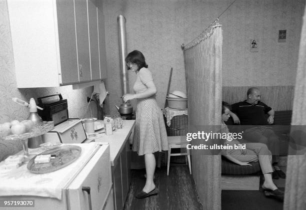 Eine Wohnung in der polnischen Stadt Lodz, aufgenommen im Juni 1985. Auf der linken Seite eines durch das Zimmer gezogenen Vorhangs ist eine Frau in...