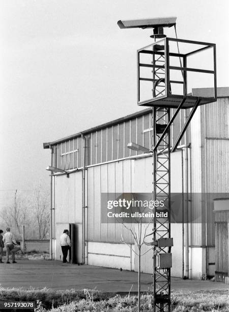 Rostock / Wendezeit DDR / / Geheimes Waffenversand-Unternehmen IMES GmbH entdeckt / Als geheimes Waffenversand-Unternehmen entlarvten Einwohner vor...